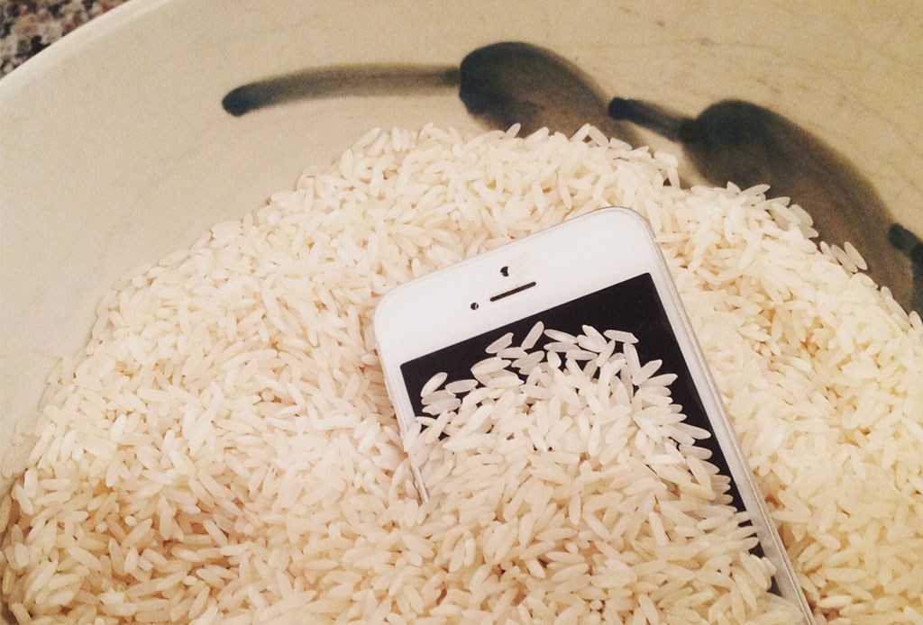 ¿Sirve poner un celular mojado en arroz para salvarlo?